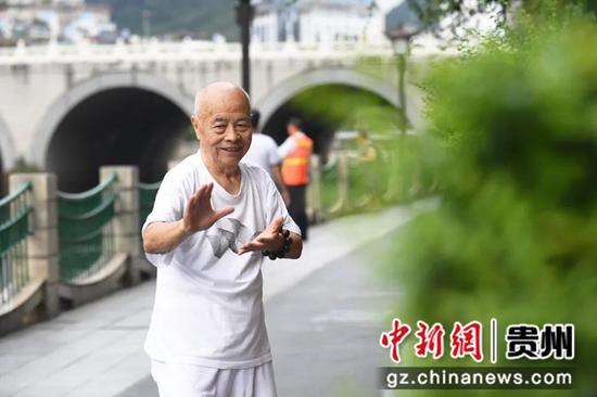 市民在风景优美的南明河畔晨练