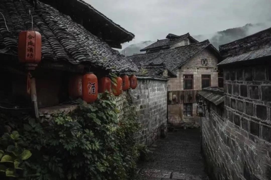 水际云烟都如画,这座小城坐落在青山环抱,水雾缭绕的风景里