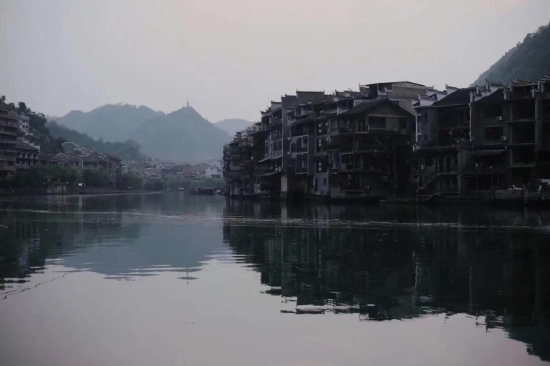 水际云烟都如画,这座小城坐落在青山环抱,水雾缭绕的风景里