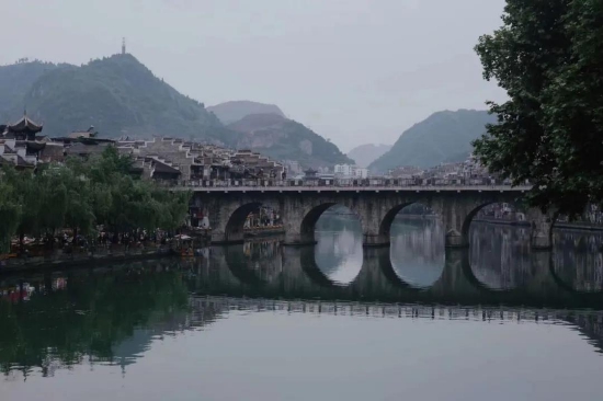 水际云烟都如画,这座小城坐落在青山环抱,水雾缭绕的风景里