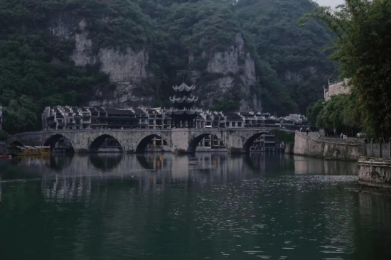 水际云烟都如画,这座小城坐落在青山环抱,水雾缭绕的风景里
