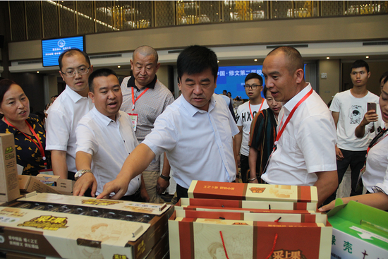 修文县委书记孙华忠(左五)参观修文特色农产品