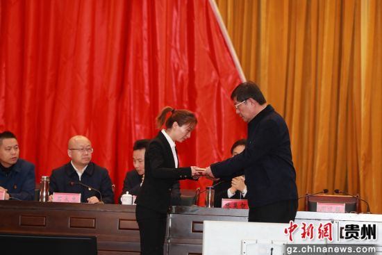 向耿展宇家属代表颁发荣誉证书。韩贤普 摄