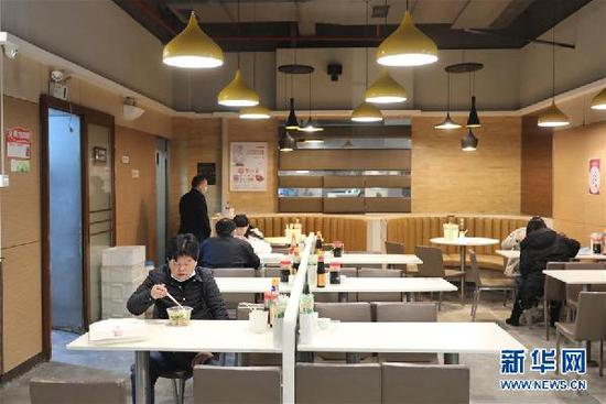 3月18日,市民在贵阳市一餐饮店内就餐。新华社记者 欧东衢 摄