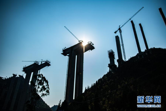 这是建设中的兴义环高利头大桥(3月25日摄)。
