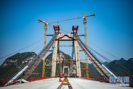 这是建设中的兴义环高峰林特大桥(3月25日摄)。