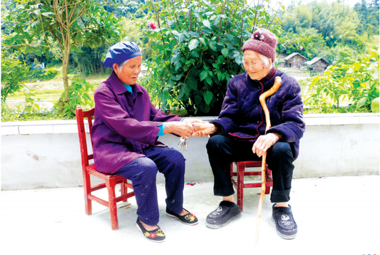 80多岁的儿媳妇帮蔡才秀老人(右)剪指甲,照顾老人