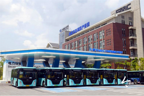  新能源公交正在充电