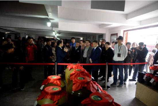 记者们参观习酒公司封坛酒库