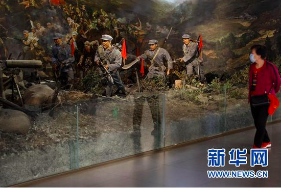 参观者在四渡赤水纪念馆内参观。(新华社记者欧东衢2021年4月22日摄)