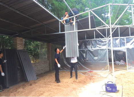 罗福勇带着大家搭建养殖基地。