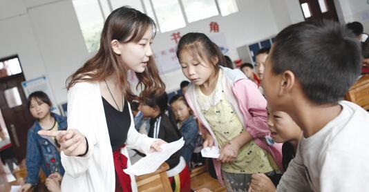 温柔的女老师在给学生上课。 本报记者邱凌峰 摄