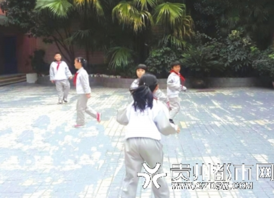 学生只能在狭窄角落活动。