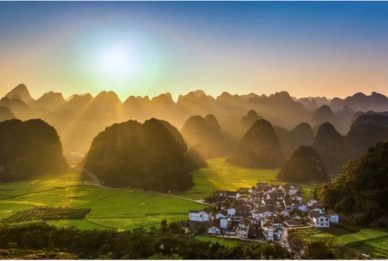 夕阳之下万峰林的群山环抱