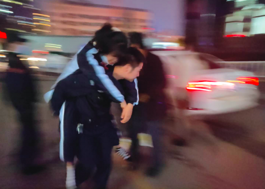 民警背着病重的孩子送入急诊。