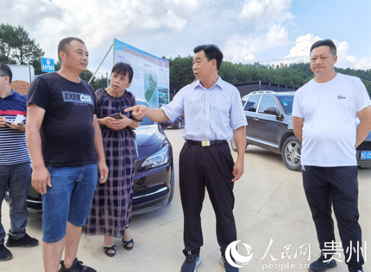 铜仁市人大常委会副主任、碧江区委书记陈代文到裕国菇业项目建设基地调研。廖凯 摄