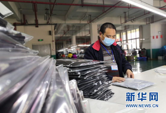 贵州省铜仁市万山区旺家花园易地扶贫搬迁微工厂产业园在地图中查看内,贵州景航服装有限公司员工正在包装衬衣。新华社记者 郑明鸿 摄
