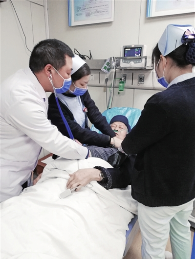 市一医的医生护士抢救患者(王文娟/摄)