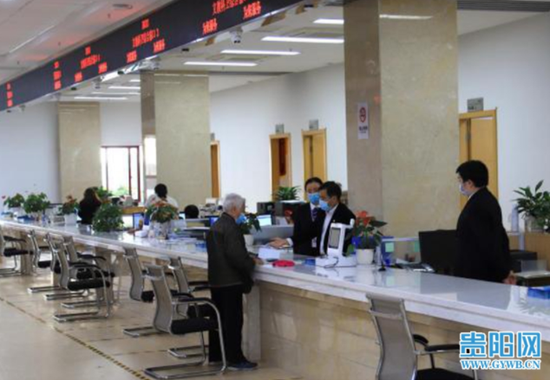 群众在省政务服务大厅办事