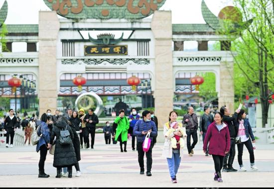 4月4日,天河潭景区人气十足。 郑雄增 摄