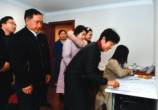 省人大代表们陆续报到。