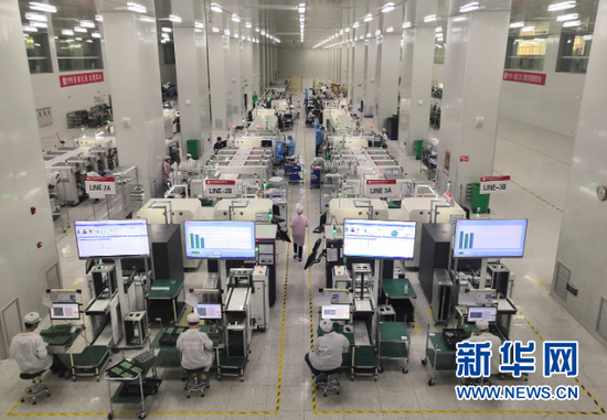 贵州铜仁高新技术开发区内,贵州倍易通科技有限公司员工正在生产线上工作。新华社记者 郑明鸿 摄