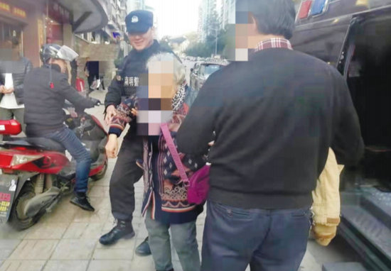 民警帮老人找到亲人。