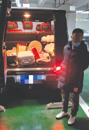 嫌疑人指认作案车辆。 警方供图