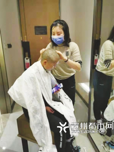 在进“舱”战斗前,为更安全便捷地穿脱防护服,女队员把一头秀发剪短,男队员则剃成了光头。