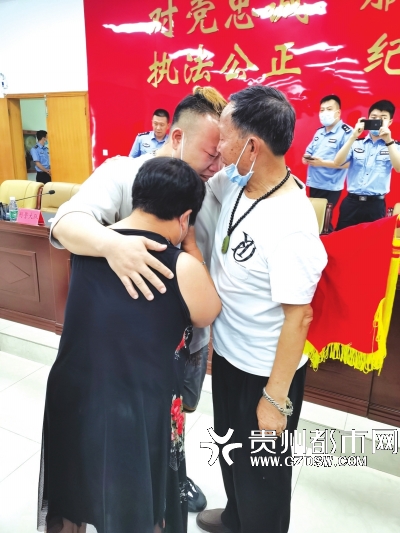 徐某国与失散27年的父母抱头痛哭。