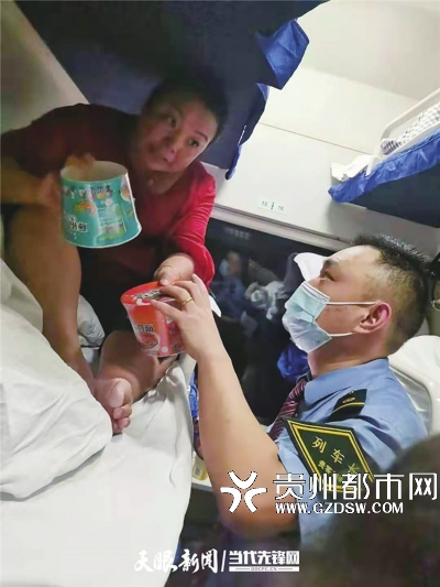 列车长向旅客分发方便面