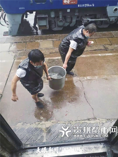 志愿者帮忙送水