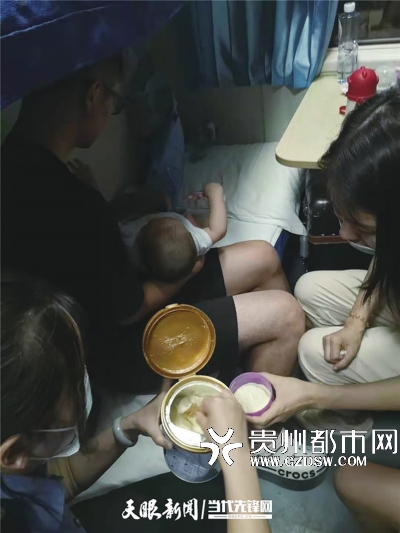 列车员为车上的小朋友冲奶粉