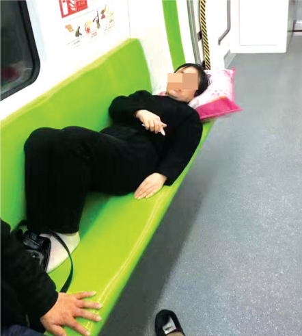 脱鞋躺在座位上。