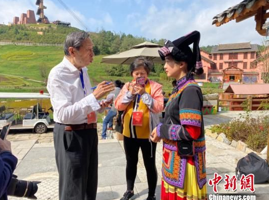 图为美国《芝加哥华语论坛报》社长张大卫在采访。 刘鹏 摄
