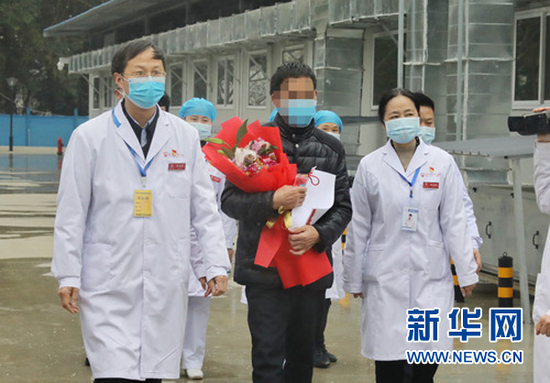 患者颜某某出院。新华网 卢志佳 摄