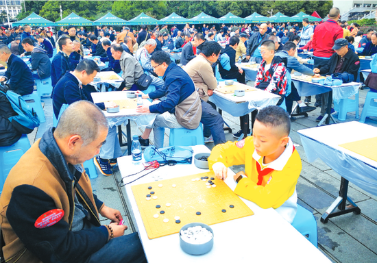 “贵州邮政杯”围棋业余公开赛上的老少队员