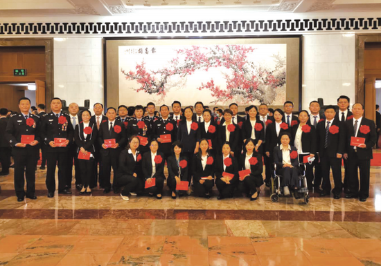 获得全国抗击新冠肺炎疫情先进个人和先进集体表彰的贵州代表在人民大会堂合影。
