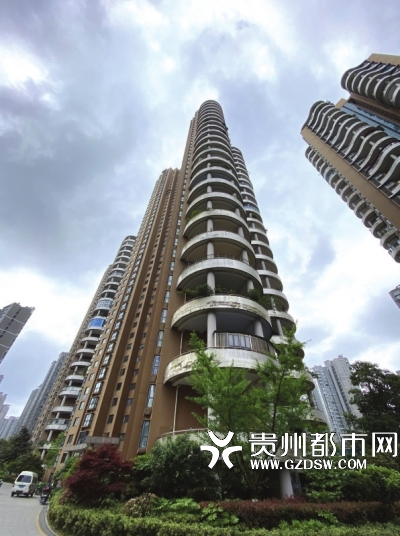从地面看,阳台像被连成串。