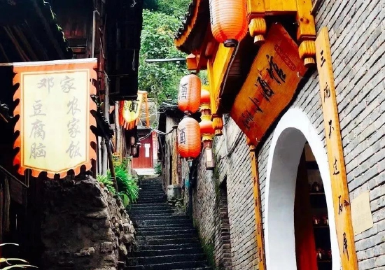 水际云烟都如画,这座小城坐落在青山环抱,水雾缭绕的风景里