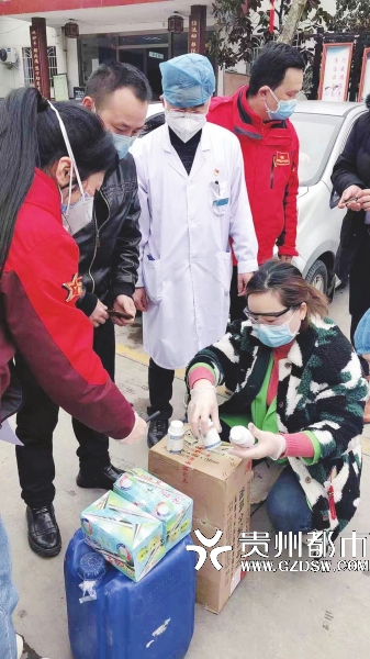 雷锋司机将物资送到急需单位。