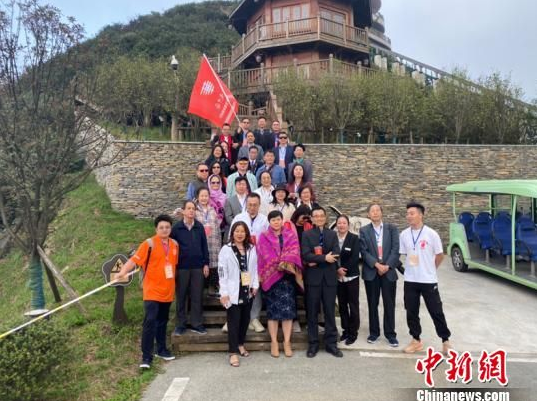 图为华文媒体代表在六盘水梅花山景区合影留念。 刘鹏 摄