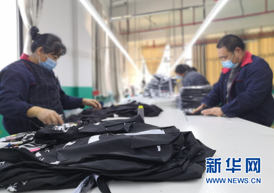 贵州省铜仁市万山区旺家花园易地扶贫搬迁微工厂产业园内,贵州景航服装有限公司员工正在包装衬衣。新华社记者 郑明鸿 摄