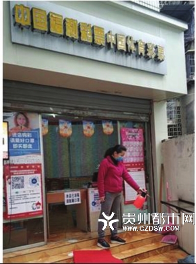 销售人员正在对店内店外进行消毒。