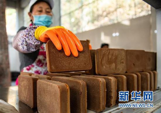 在贵州省遵义市习水县隆兴镇淋滩村,工人师傅在摆放制作好的红糖(1月7日摄)。新华社记者 陶亮 摄