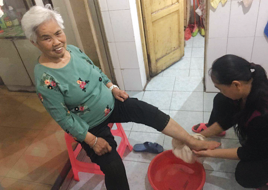 张洪梅给婆婆翁桂香洗脚