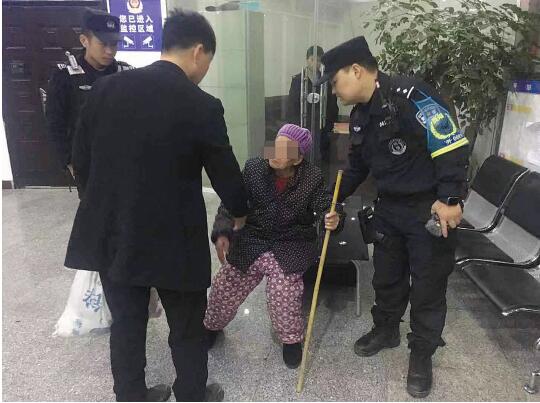 老人的儿子将其接回家。(警方供图)