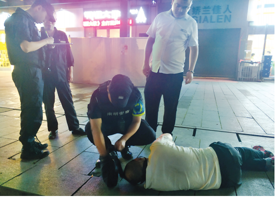 民警救助醉酒的老人