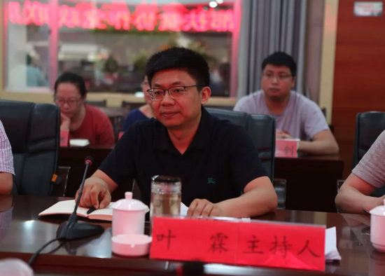 会由县委副书记、县长叶霖掌管