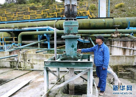 11月18日,工作人员在乌江34号泉眼污染治理设施处检查中和搅拌设备运行情况。新华社记者 谢秀栋 摄